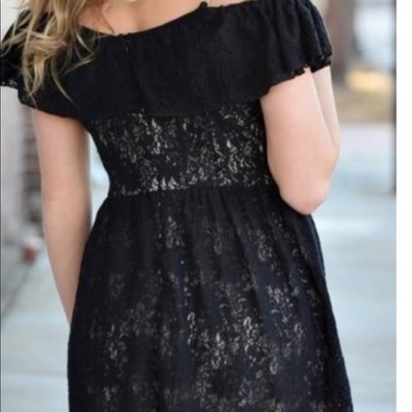 Beautiful Lace Dress - Picture 4 of 4